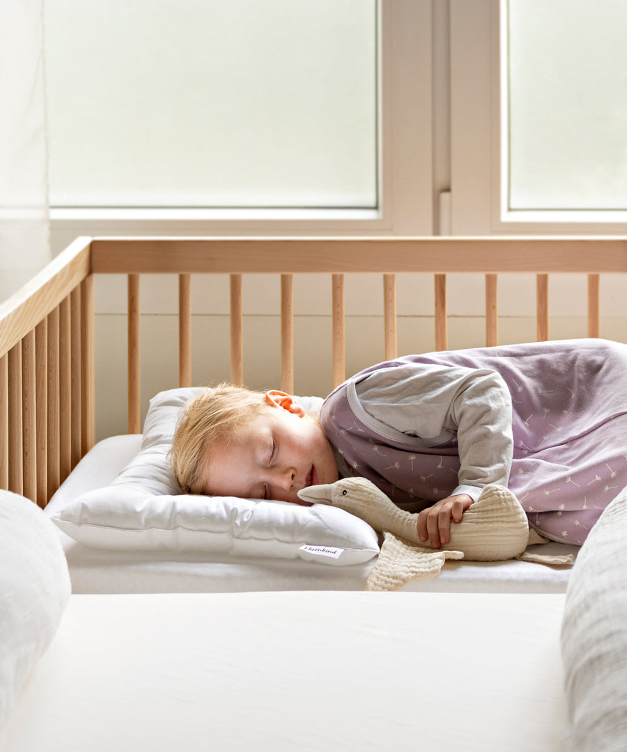 Sanfte Unterstützung*Mit einer Höhe von 5 cm ist das Kissen optimal angepasst an den Körperbau von Kleinkindern ab 1 Jahr.|Kleinkind schläft entspannt auf dem Kleinkindkissen.