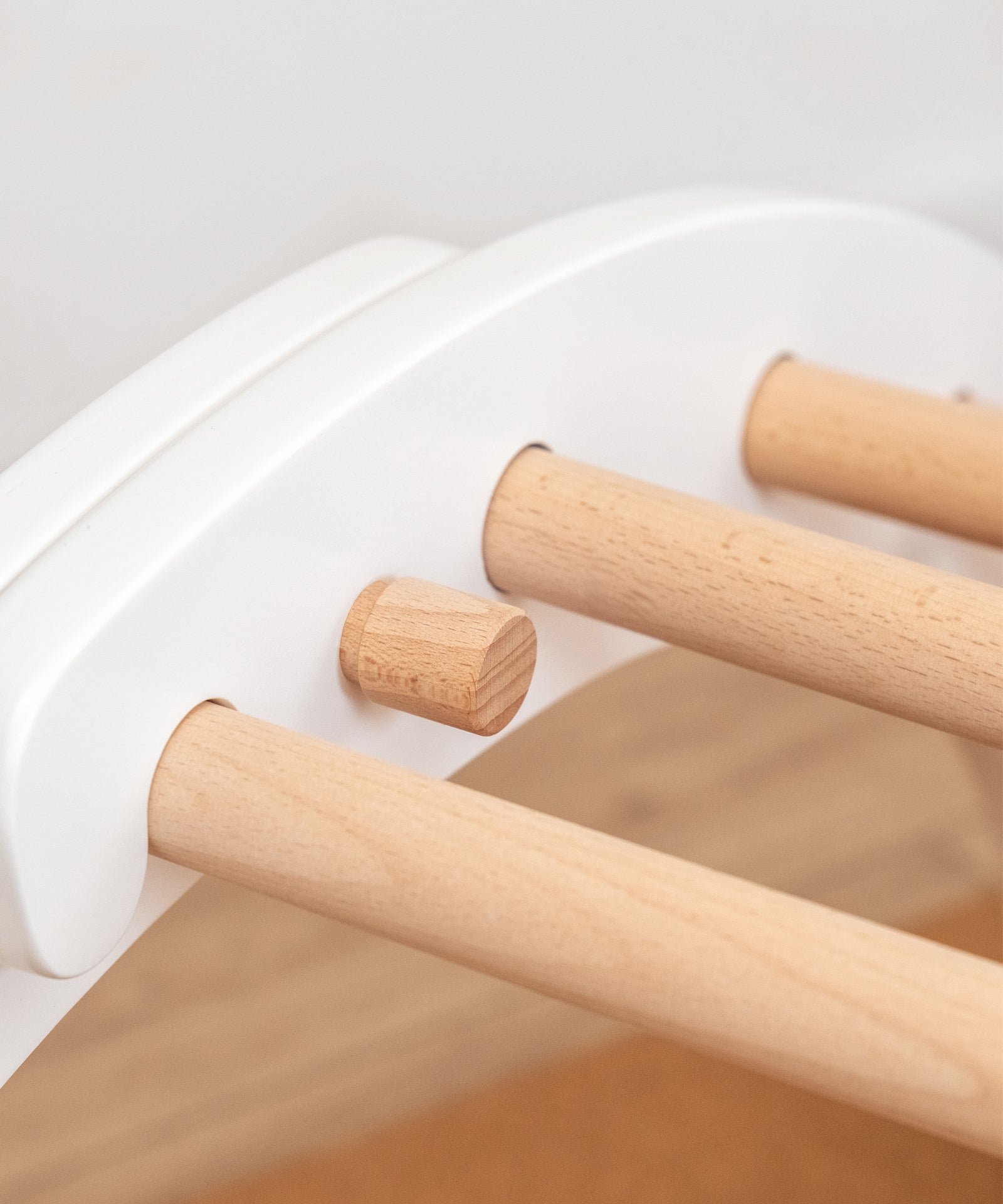 Integrierte Sicherung*Der Kletterbogen verfügt über eine Kindersicherung, die das Zusammenklappen verhindert.|Nahaufnahme Kindersicherung Kletterbogen.