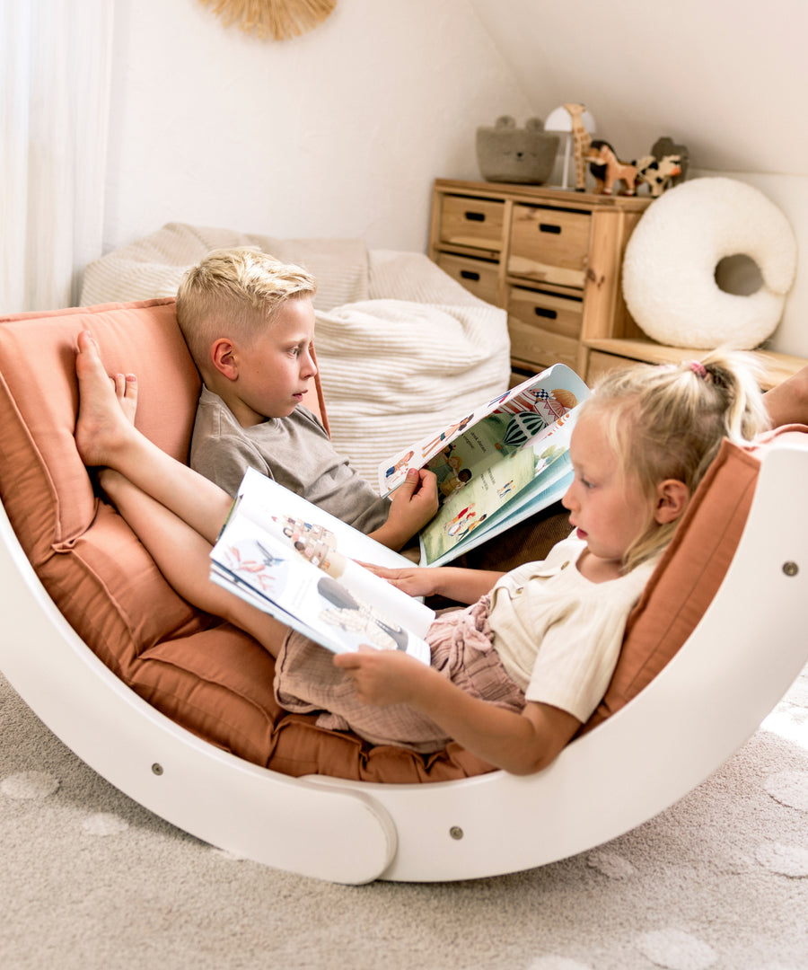 Bodenmatratze als weiche Unterlage für den Ehrenkind Kletterbogen im Kinderzimmer.