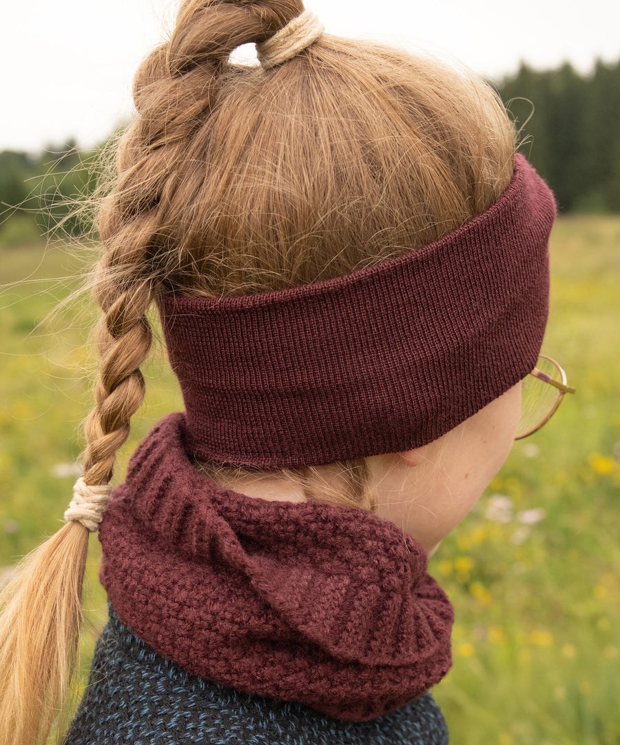 Kind trägt Stirnband bei herbstlichem Spaziergang.
