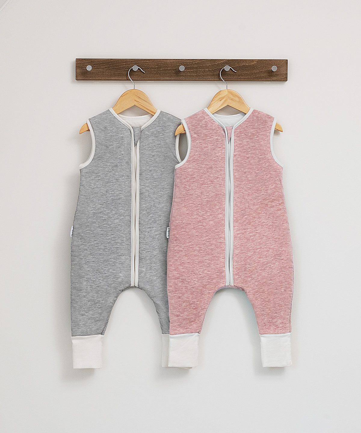 Baby-Schlafsack mit Beinen und Wollfüllung hellgrau und rosé.