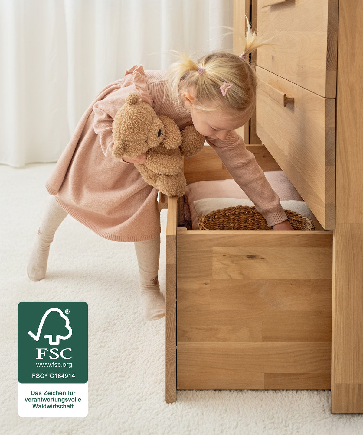 Soft-Close-System*Dank Soft-Close schließen die Schubladen leise. Lange Griffe ermöglichen ergonomisches Greifen - auch für kleine Hände.|Kind öffnet die Schublade selbstständig.