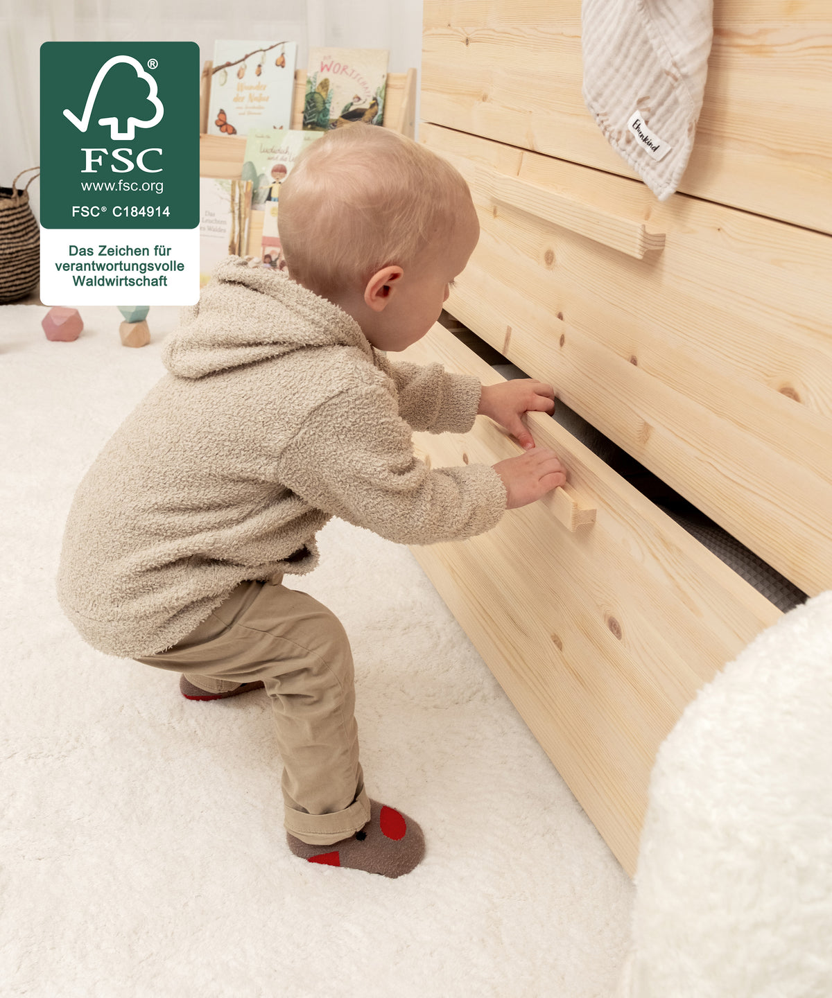 Soft-Close-System*Dank Soft-Close schließen die Schubladen leise. Lange Griffe ermöglichen ergonomisches Greifen - auch für kleine Hände.| Kind öffnet die Schublade selbstständig.