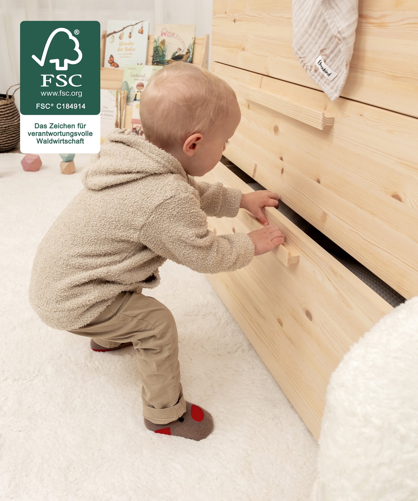 Soft-Close-System*Dank Soft-Close schließen die Schubladen leise. Lange Griffe ermöglichen ergonomisches Greifen - auch für kleine Hände.| Kind öffnet die Schublade selbstständig.