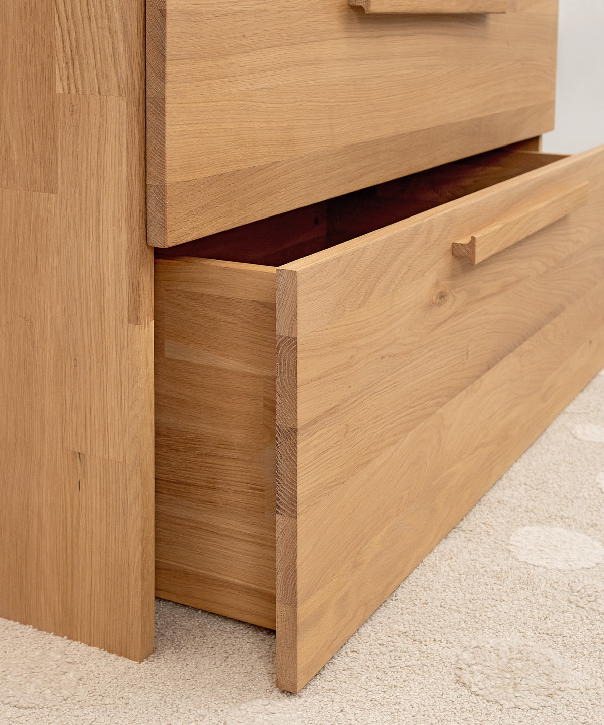 Rollschublade bis zum Boden*Ein echtes Raumwunder: Die Rollschublade ist komplett ausziehbar und bietet maximalen Stauraum und Übersicht.|Die Rollschublade schafft leicht zugänglichen Stauraum, ideal für Kinder.