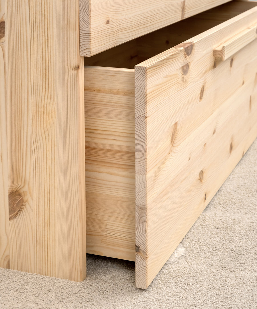 Die Rollschublade schafft leicht zugänglichen Stauraum, ideal für Kinder.