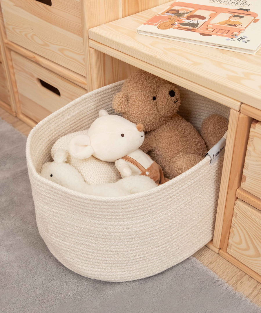 Für alles, was wichtig ist*Ob Kuscheldecke, Kissen, Kuscheltiere oder Kleidung – die stilvollen Körbe bieten großzügigen Platz und sorgen für Übersichtlichkeit.| Korb oval natur mit Kuscheltieren.