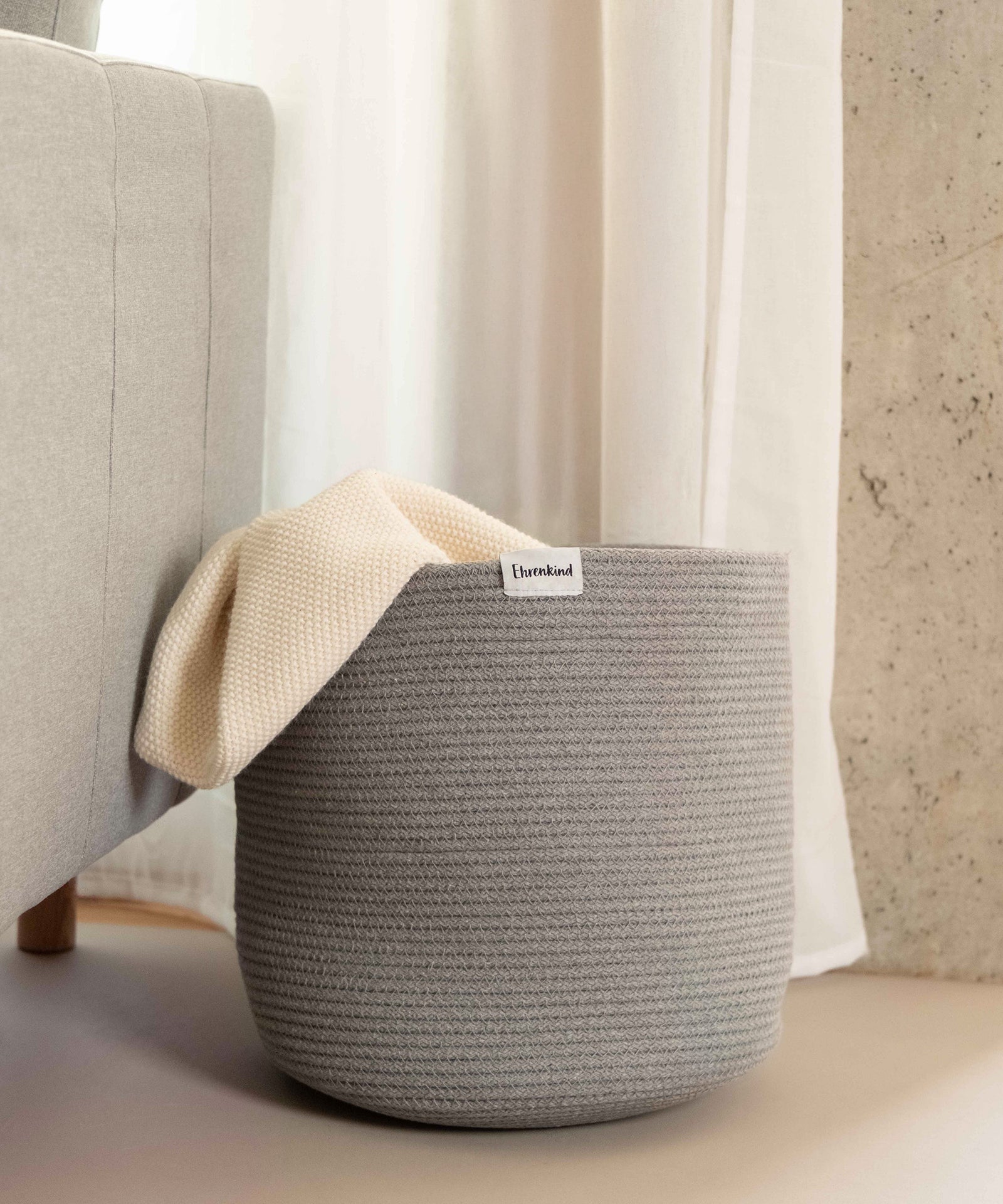 Ordnung in jeder Umgebung*Egal ob im Kinderzimmer oder Wohnzimmer – die dekorativen Körbe sind vielseitig einsetzbar und ein charmanter Blickfang.| Decke in Korb rund klein hellgrau im Wohnzimmer.