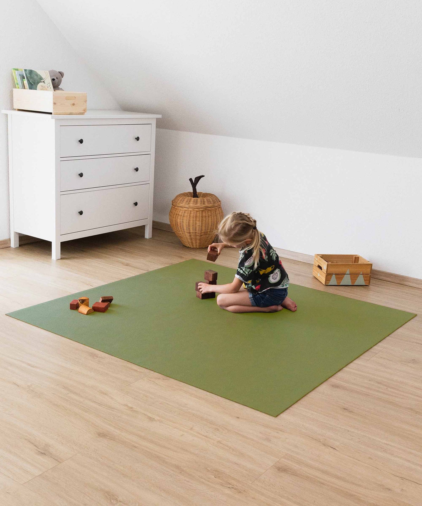 Kind spielt auf Krabbelmatte Olivgrün im Kinderzimmer.