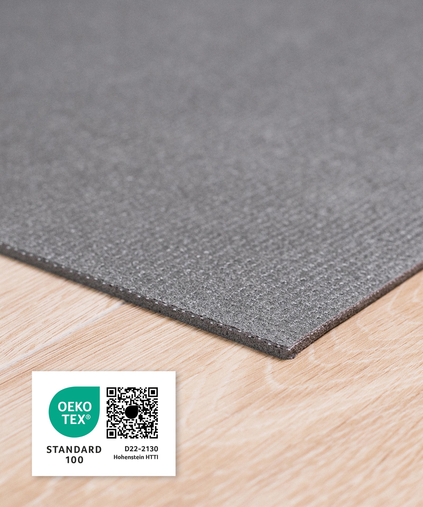 In vielen schönen Farben*Die Krabbelmatte ist nach OEKO-TEX STANDARD 100 zertifiziert und in vielen verschiedenen Größen und Farben verfügbar.|Nahansicht Krabbelmatte grau und Oeko Tex 100 Logo mit QR Code