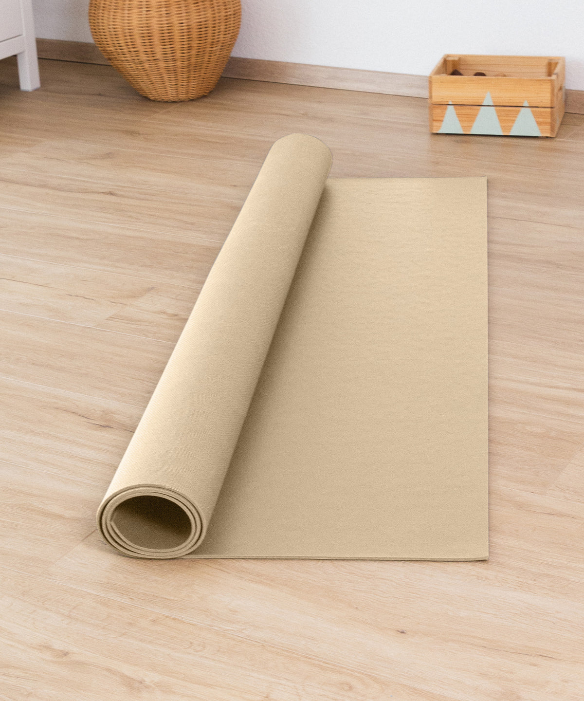 Krabbelmatte Beige aufgerollt im Kinderzimmer.

