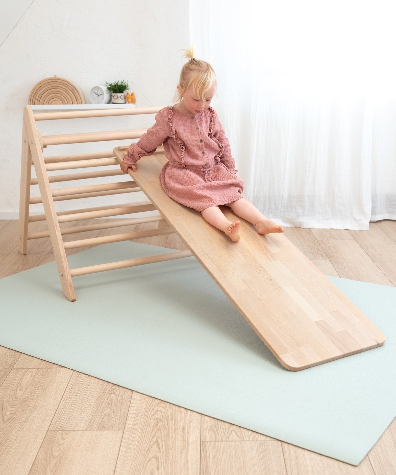 Anti-Rutsch-Funktion*Die rutschfeste Krabbelmatte ist die ideale Spielunterlage.
Sie ist weich und robust - optimal auch für Babys zum Krabbeln.|Kind rutscht von Kletterdreieck über Rutschbrett auf Krabbelmatte im Kinderzimmer.