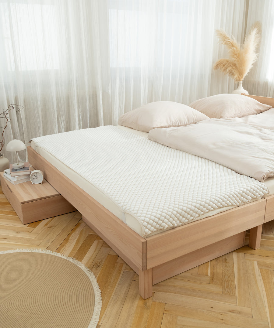 kühlende Matratzenauflage auf einer Matratze vom Familienbett.