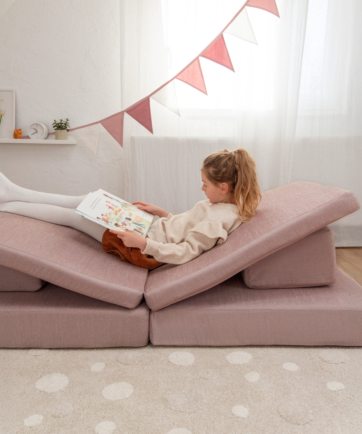 Das Spielsofa schafft eine kuschelige Leseecke im Kinderzimmer.