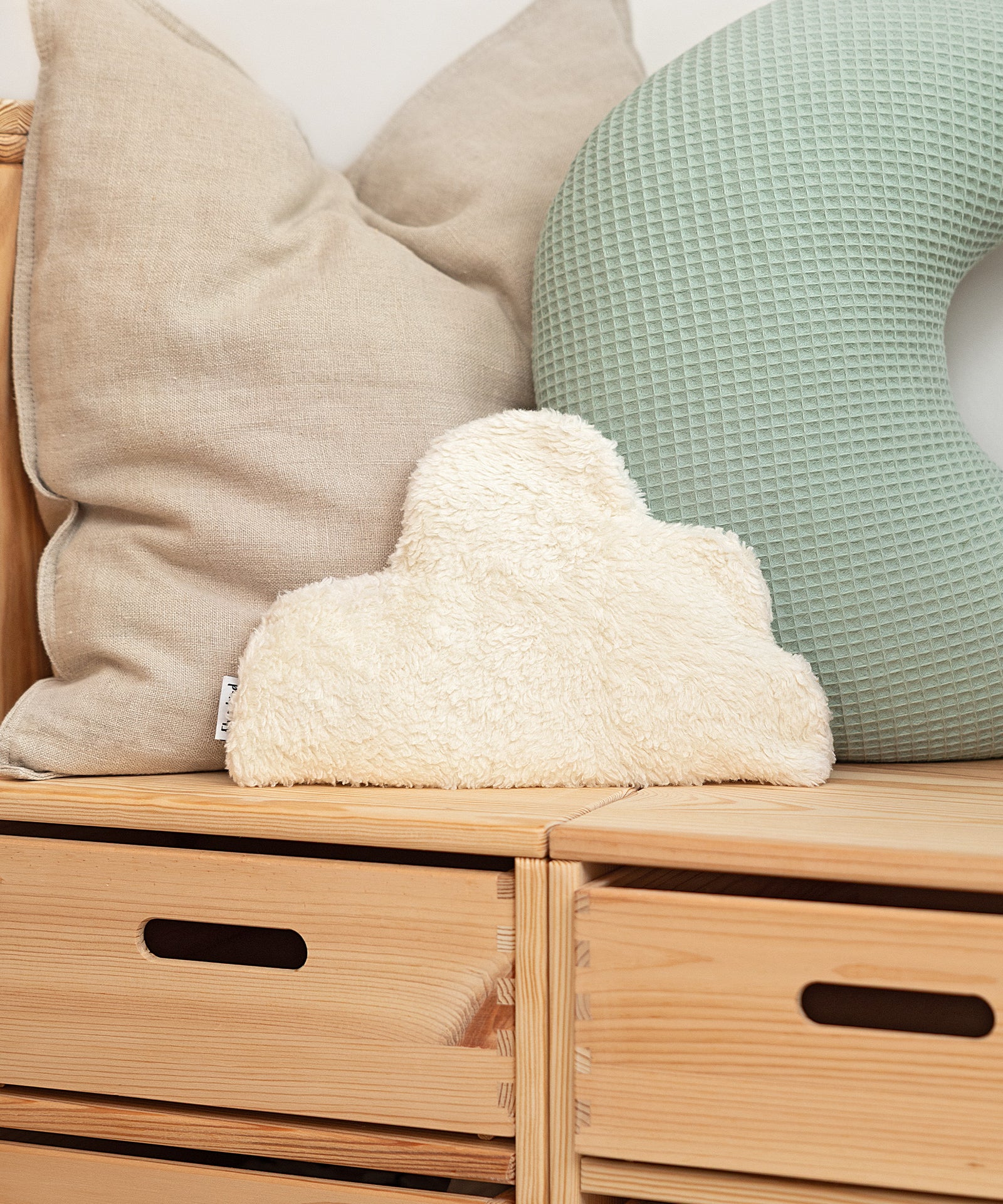 Gemacht für zarte Kinderhaut*Der waschbare Bezug aus 100 % Bio-Baumwolle in Teddy-Qualität ist anschmiegsam und besonders sanft zu empfindlicher Babyhaut.|Kissen aus 100 % Bio-Baumwolle mit weichem Teddystoff.