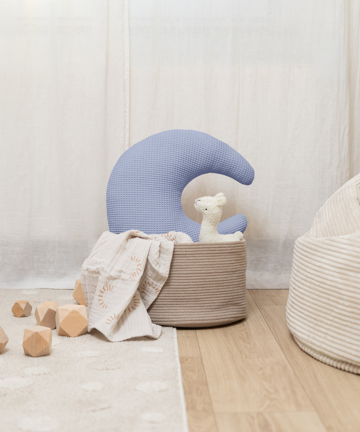 Kuschelkissen in Mondform in der Farbe Jeansblau.