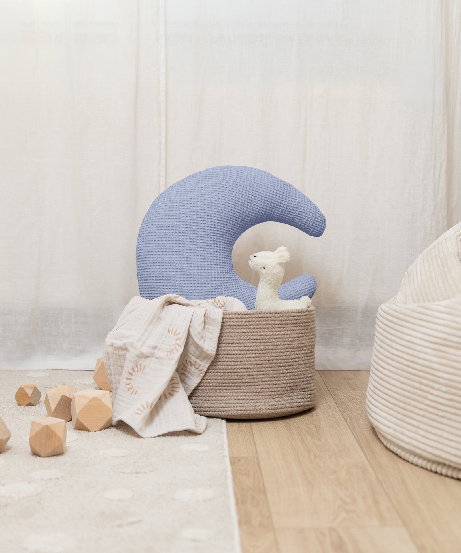 Kuschelkissen in Mondform in der Farbe Jeansblau.