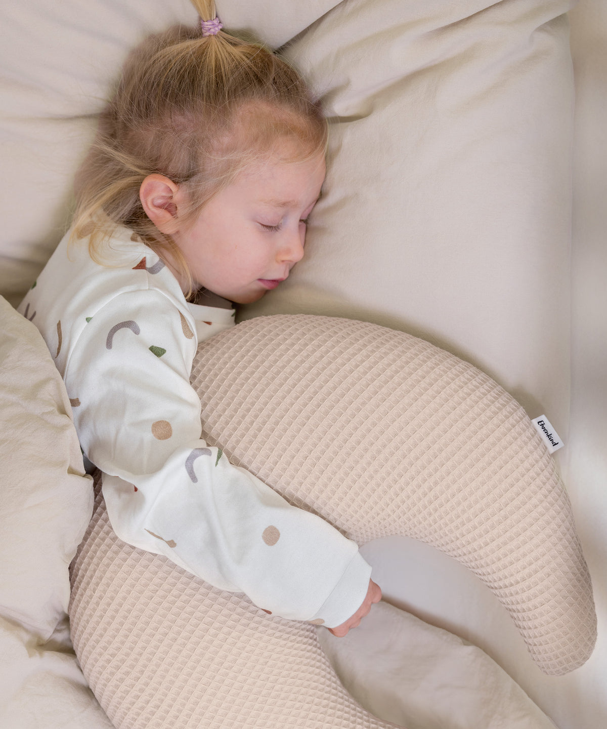 Pflegeleicht im Alltag*Das Kuschelkissen hat keinen störenden Reißverschluss und kann bei 30°C komplett in der Waschmaschine gewaschen werden.|Pflegeleichtes Kuschelkissen in Mondform aus weichem Waffelpiqué.