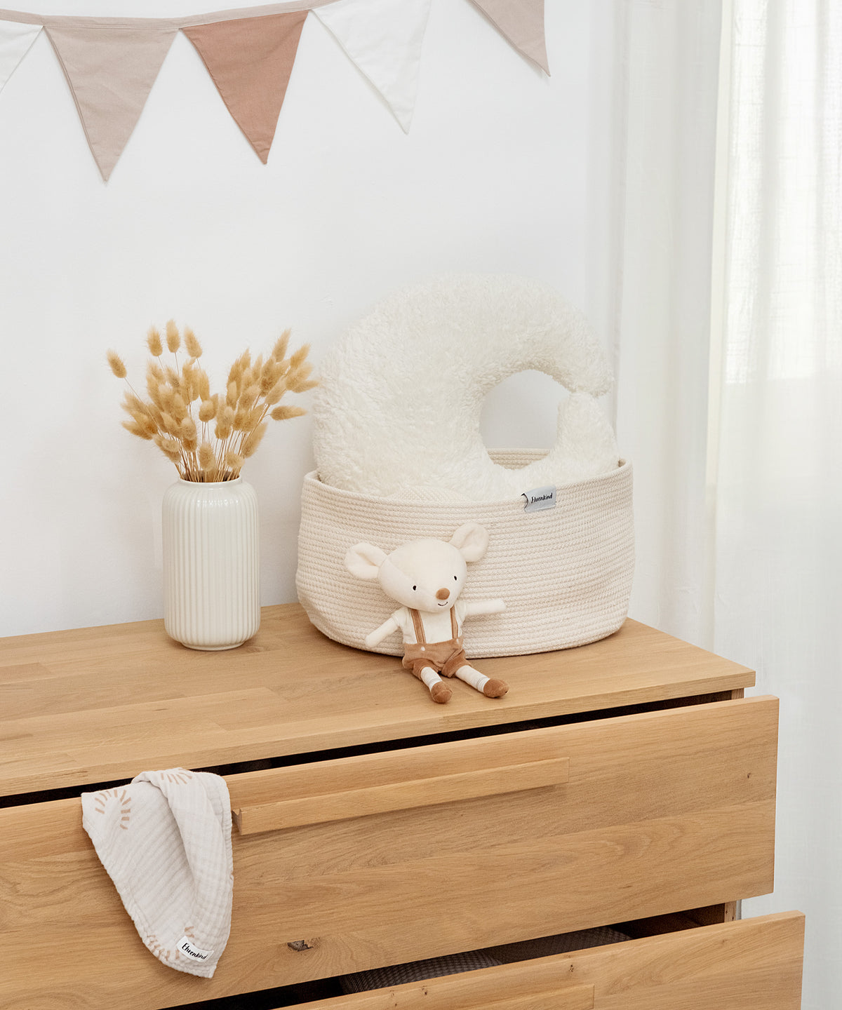 Kuschelmond zum Träumen*Das Kissen aus weichem Teddystoff bringt Geborgenheit ins Kinderzimmer - ob als Kuschelbegleiter oder als stilvolles Dekokissen.| Kuscheliges Kissen aus weichem Teddystoff.