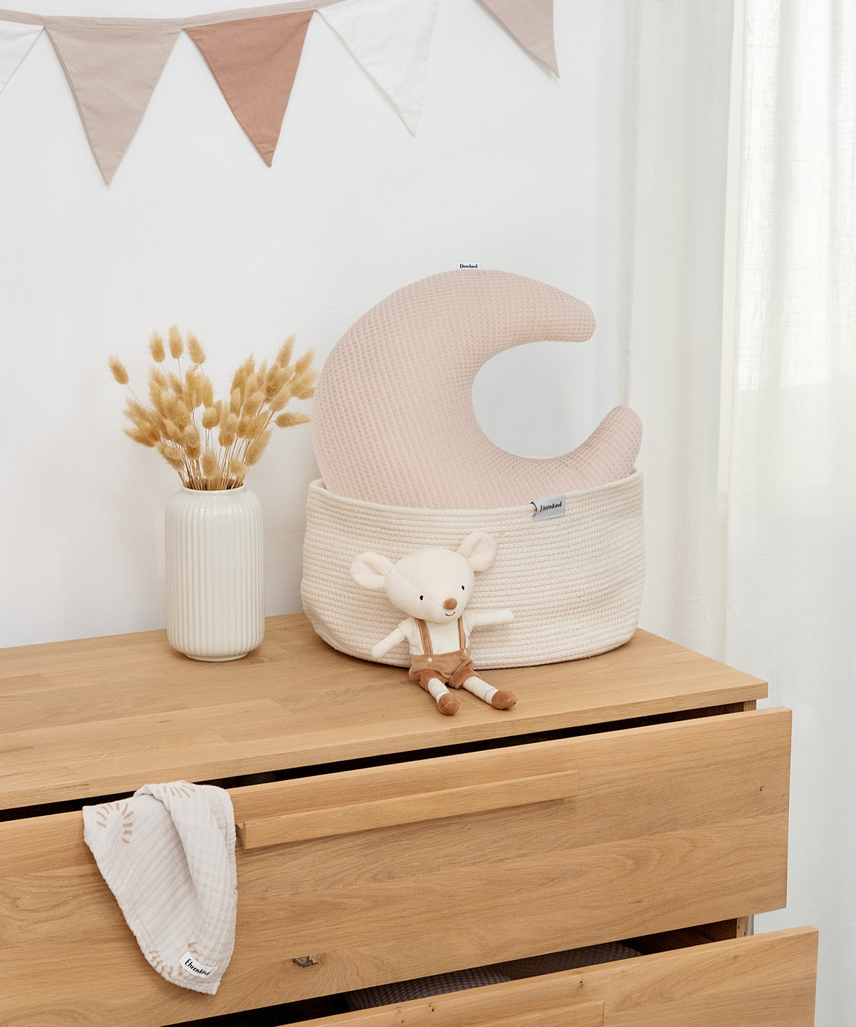 Kuschelmond zum Träumen*Das Kissen aus softem Waffelpiqué bringt Geborgenheit ins Kinderzimmer - ob als Kuschelbegleiter oder als stilvolles Dekokissen.| Kuscheliges Kissen aus Waffelpiqué-Stoff.