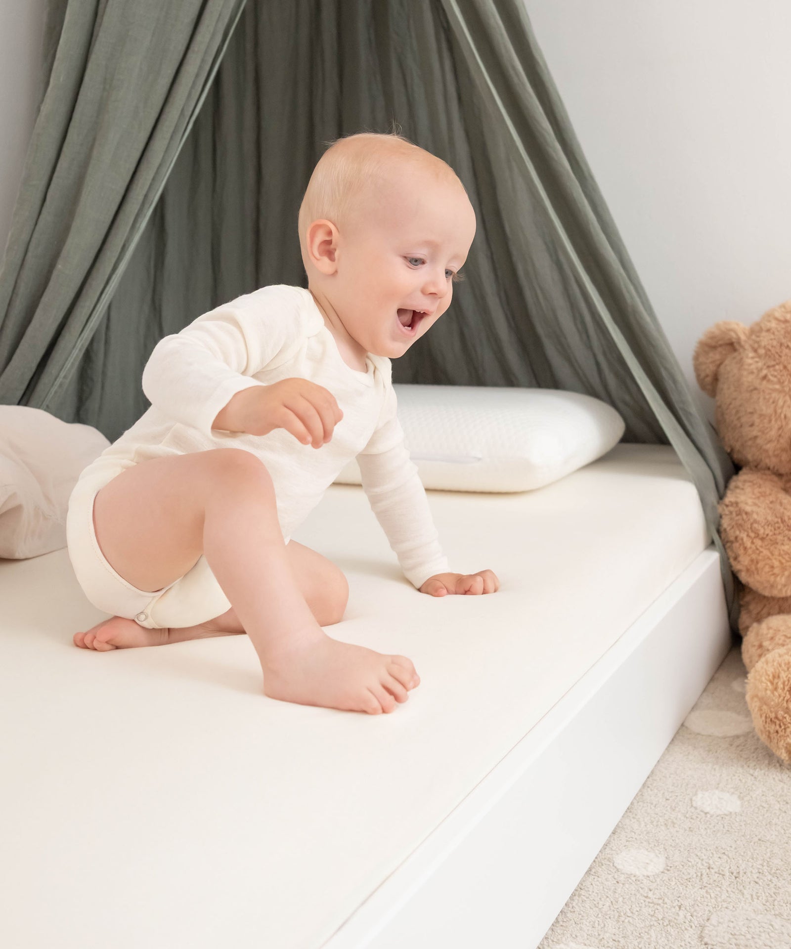 Baby in Action auf Bodenbett.