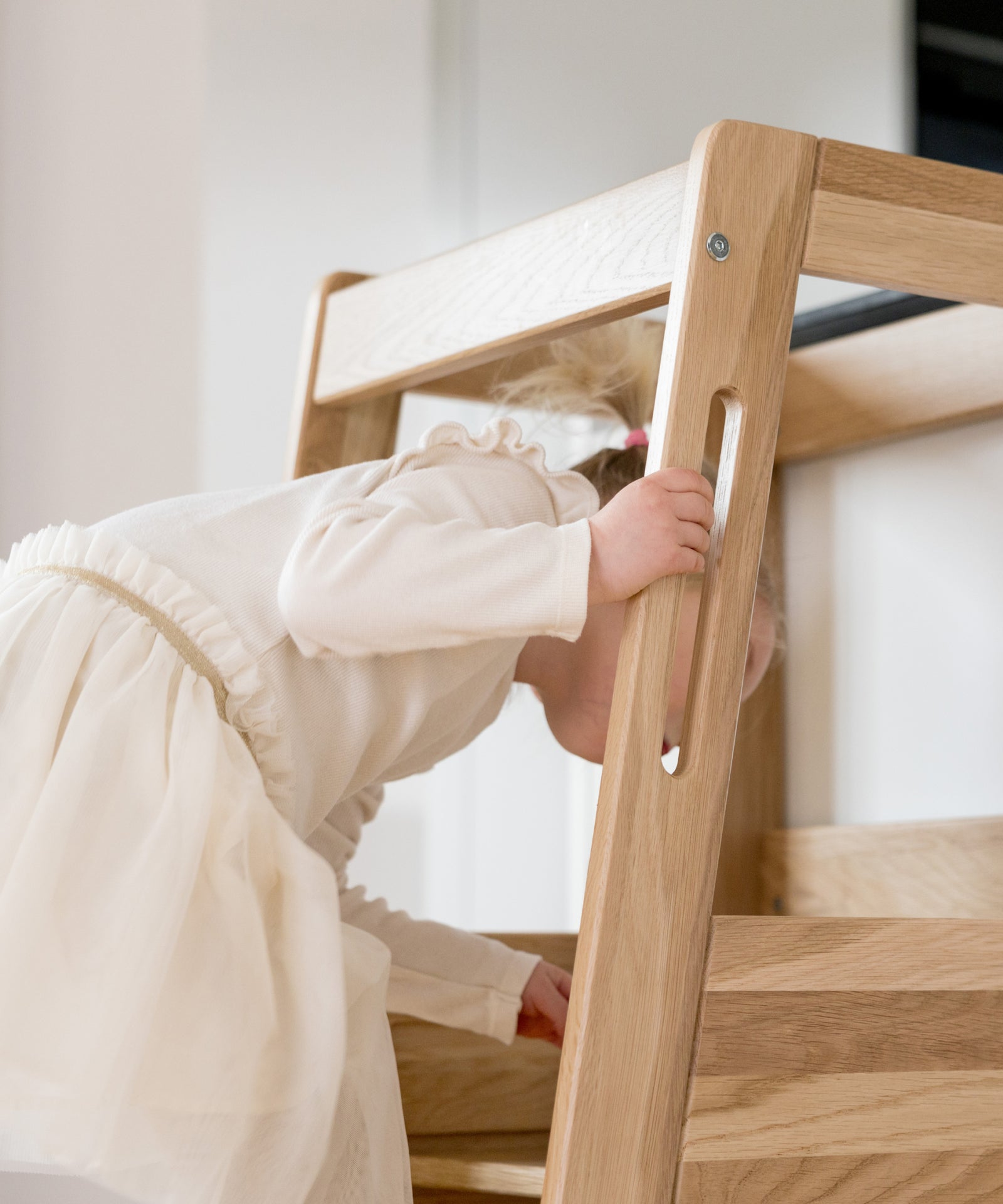 Kind steigt selbstständig in den Lernturm.