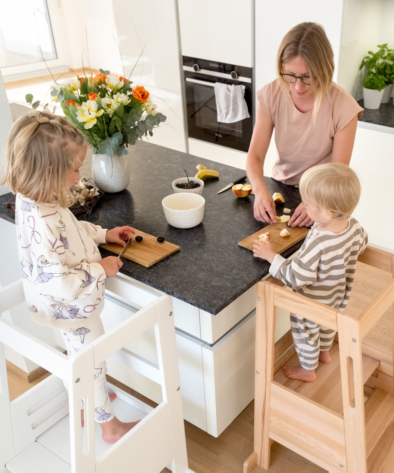 Lernturm im Familienalltag geeignet für unterschiedlich große Kinder.