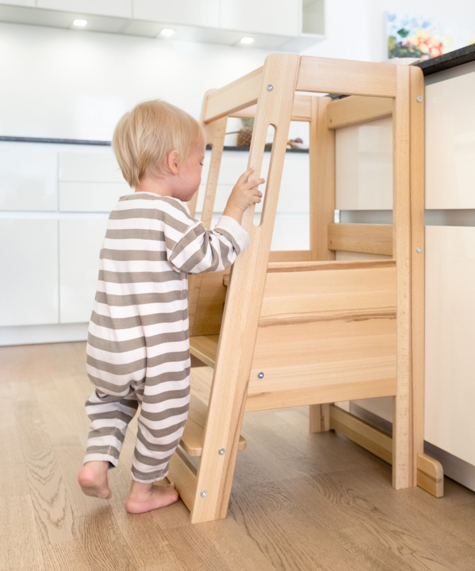Kind steigt selbstständig in den Lernturm ein.