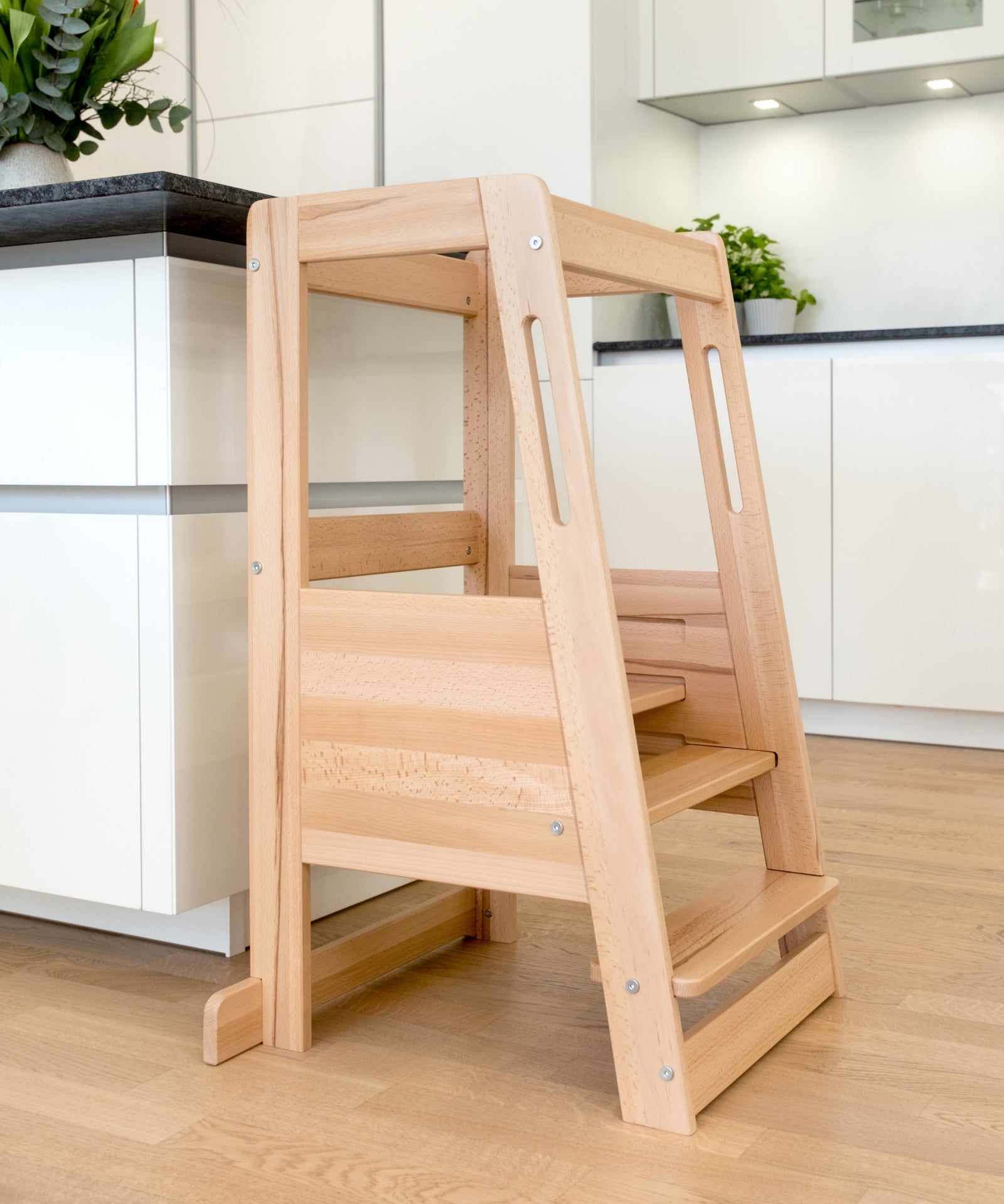 Leicht & stabil zugleich*Luftiges Lamellen-Design für alltagstaugliche Handhabung im Familienleben — ca. 5 kg leichter als klassische Modelle.| Stabiler und zugleich leichter Lernturm aus Buchenholz.