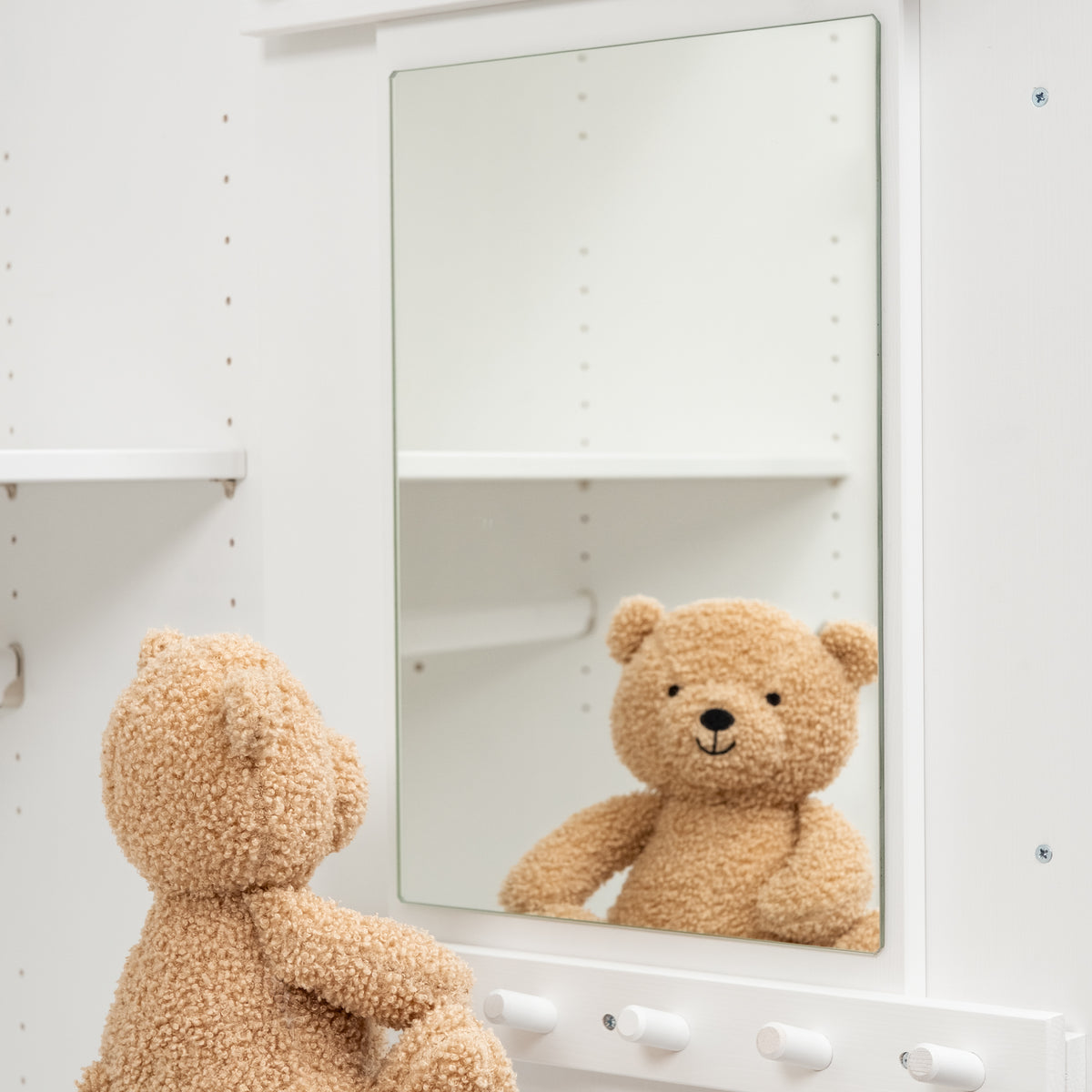 Die Türinnenseite mit Spiegel unterstützt Kinder beim selbstständigen Anziehen.