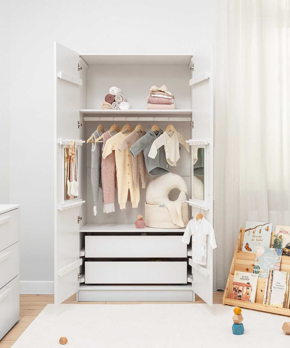 Mitwachsendes Design*Dank Rastersystem lässt sich der Innenraum individuell anpassen - so wächst der Schrank mit den Bedürfnissen deines Kindes mit.| Innenraum des Linia Kleiderschranks mit flexiblem Rastersystem, das mit den Bedürfnissen des Kindes mitwächst.