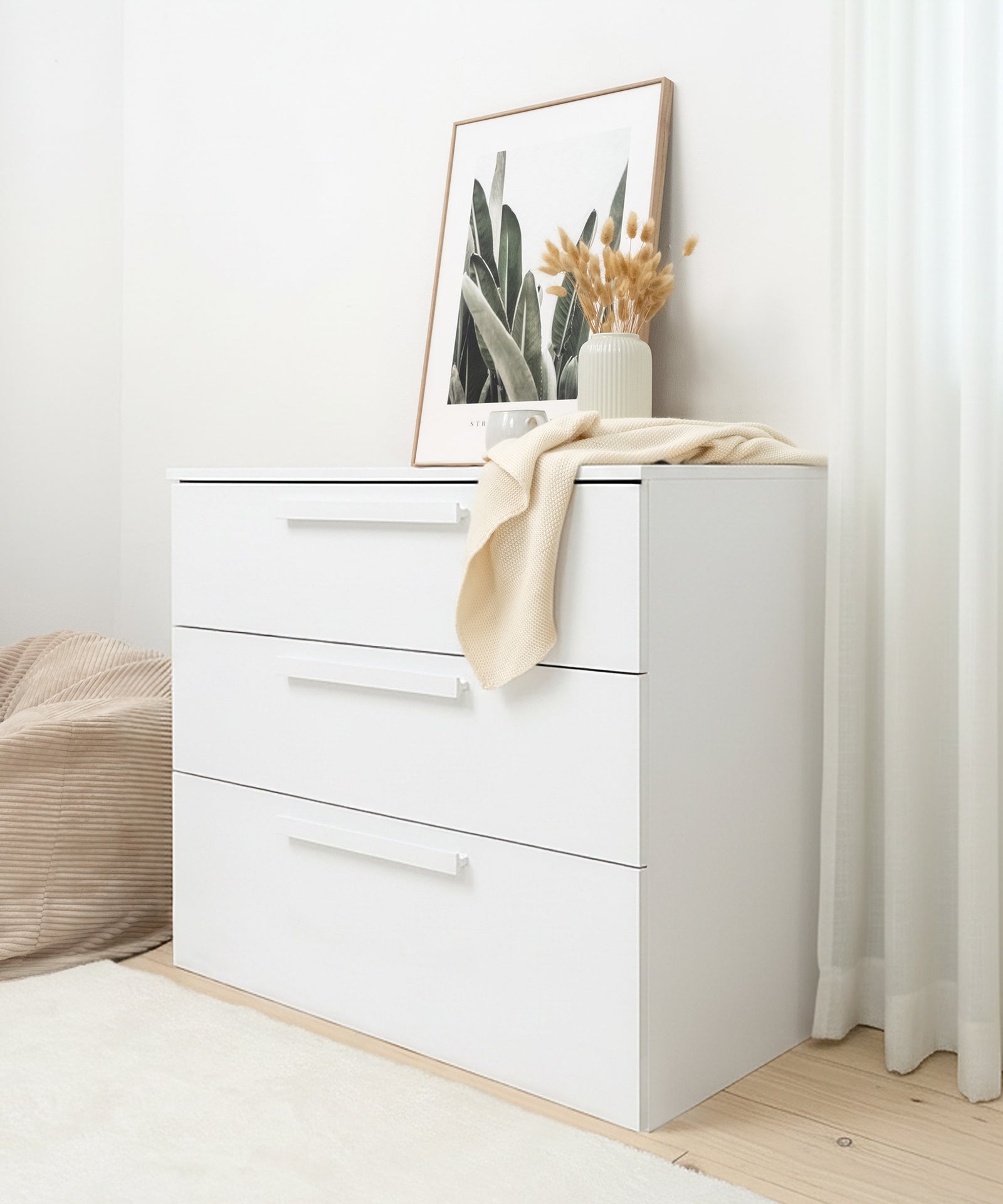 Das Design der Linia Kommode aus Kiefer in Weiß ist passend für jeden Wohnstil.