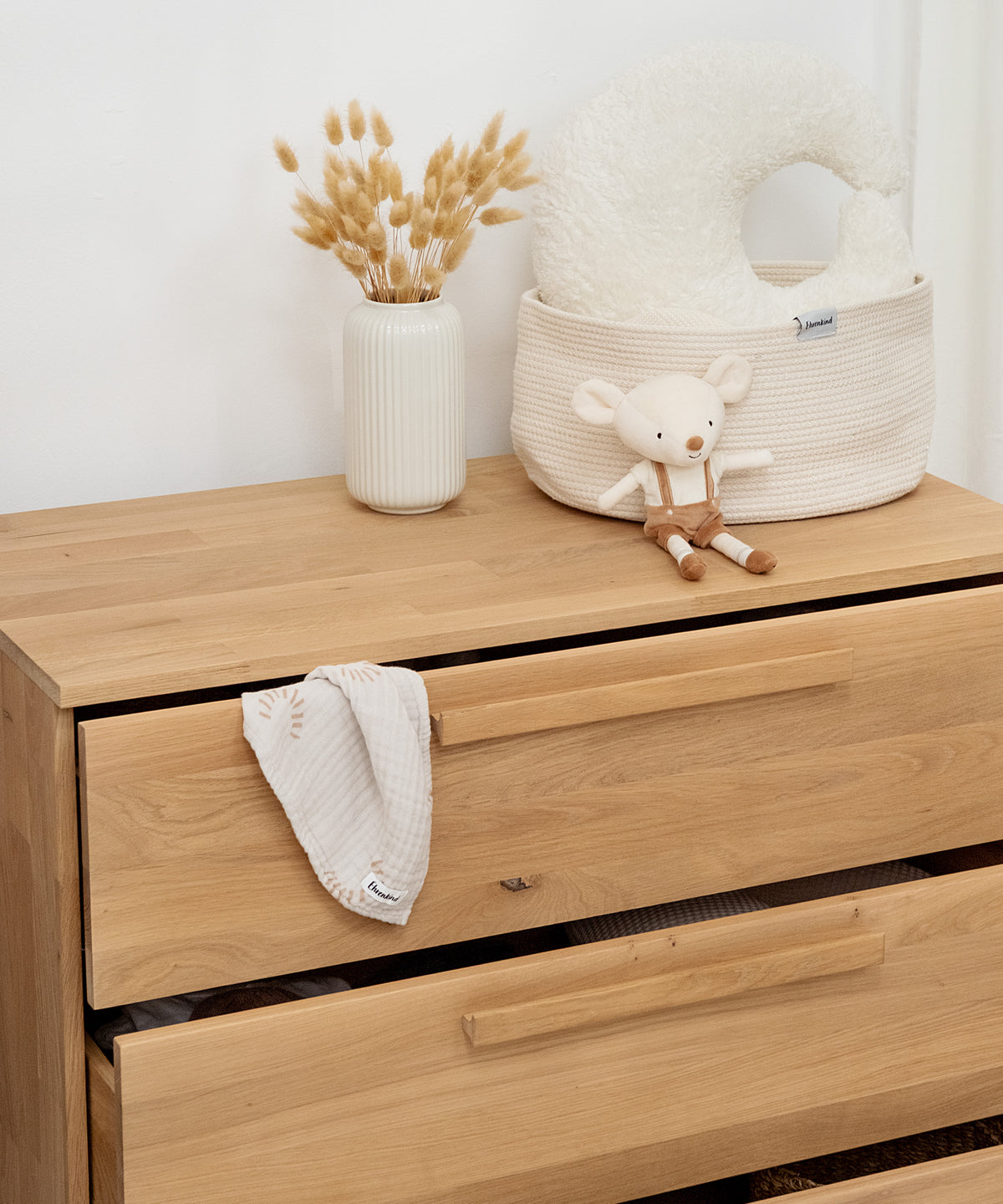 Linia Kommode aus Eiche dekoriert.