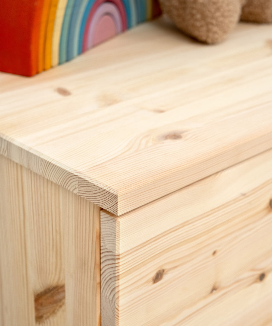 Fair produziert*Hochwertig verarbeitete FSC®-zertifizierte Kiefer in bester Qualität - ein Lieblingsmöbelstück in jedem Kinderzimmer.| Nachhaltige Kommode aus zertifiziertem Kiefernholz.
