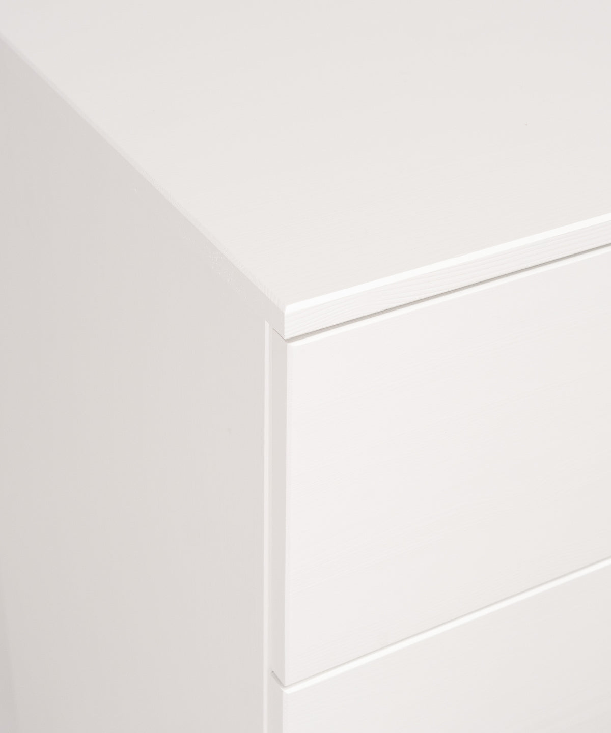 Natürliches Massivholz*Aus FSC®-zertifizierter, weiß lackierter Kiefer gefertigt - hell, leicht und langlebig für ein natürliches Raumgefühl.|Nachhaltige Kommode aus zertifiziertem Kiefernholz.