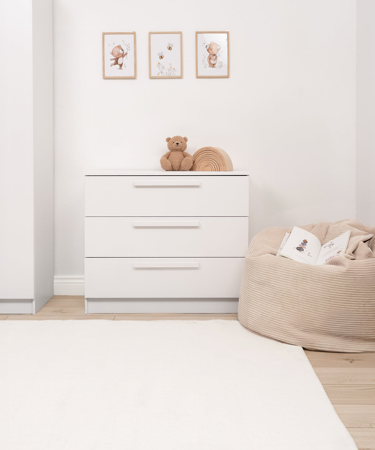 Design by Ehrenkind*In Deutschland designt, gefertigt in Europa. Für Familien, die natürliche Materialien und Qualität lieben.| Die Linia Kommode aus Kiefer zeigt hochwertiges Ehrenkind Design.