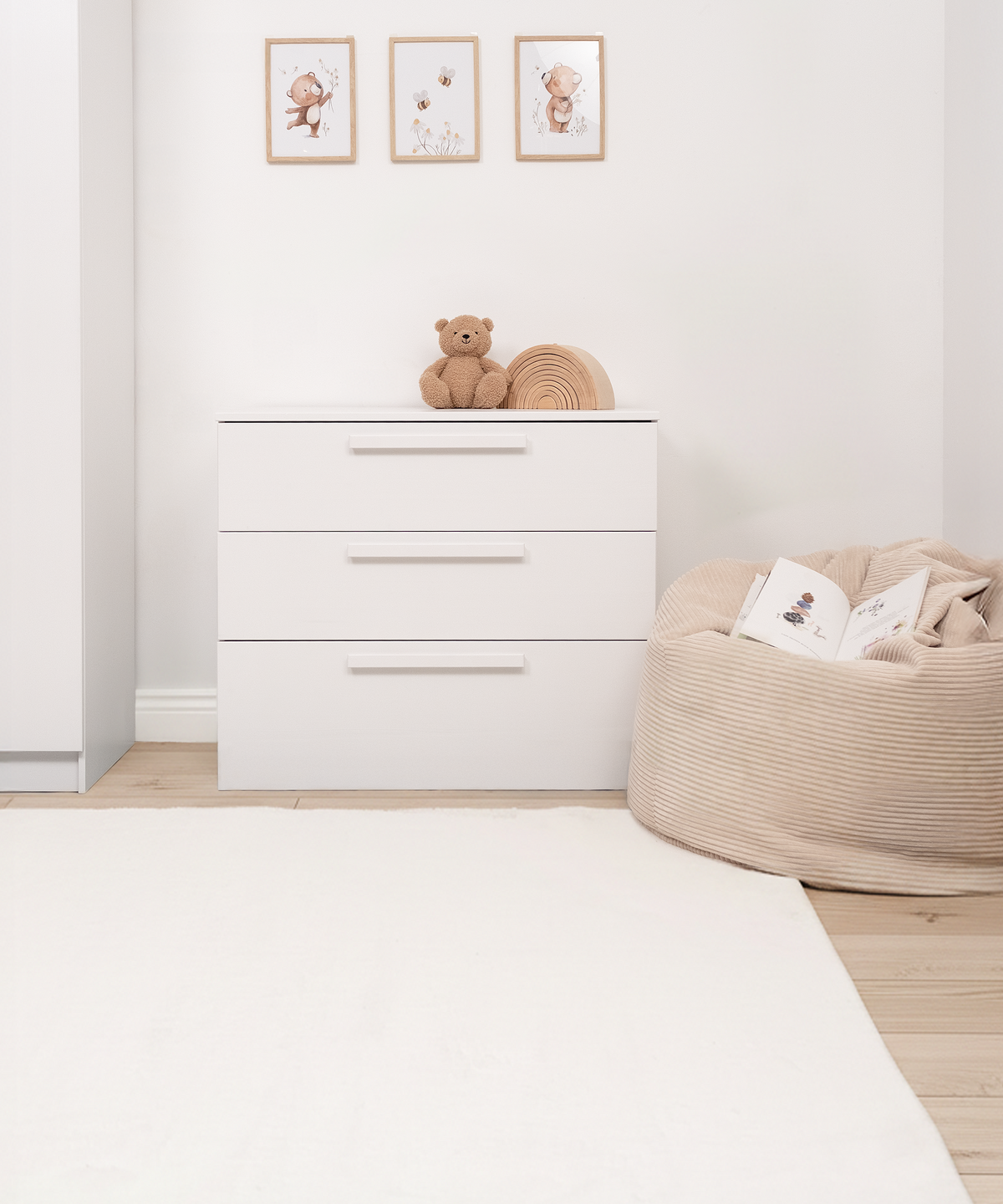 Design by Ehrenkind*In Deutschland designt, gefertigt in Europa. Für Familien, die natürliche Materialien und Qualität lieben.| Die Linia Kommode aus Kiefer in Weiß zeigt hochwertiges Ehrenkind Design.