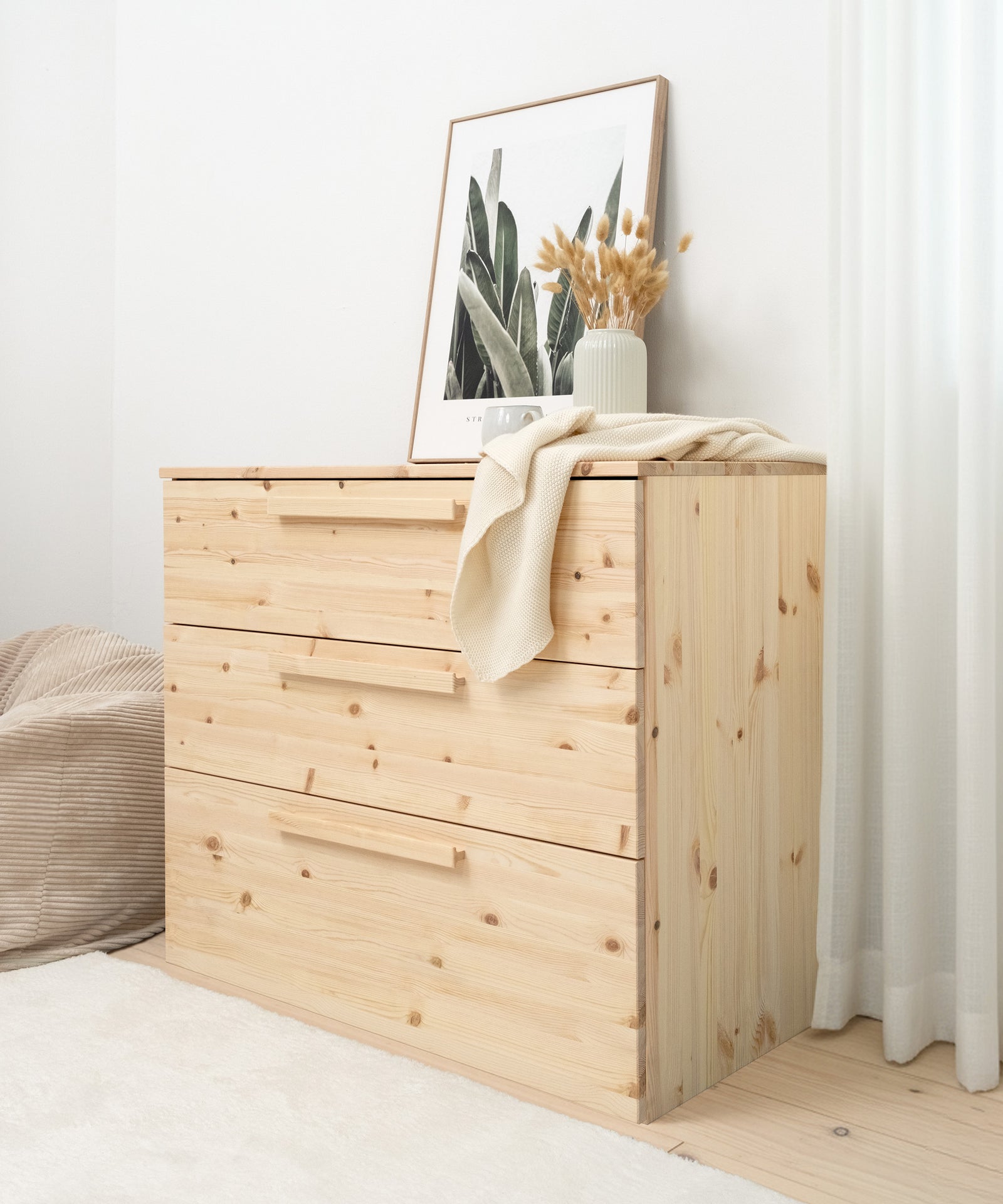 Zeitloses Design*Fügt sich harmonisch in jeden Wohnstil ein: Als Design-Kommode ist sie perfekt fürs Kinderzimmer, Schlafzimmer oder den Flur.| Das Design der Linia Kommode aus Kiefer ist passend für jeden Wohnstil.