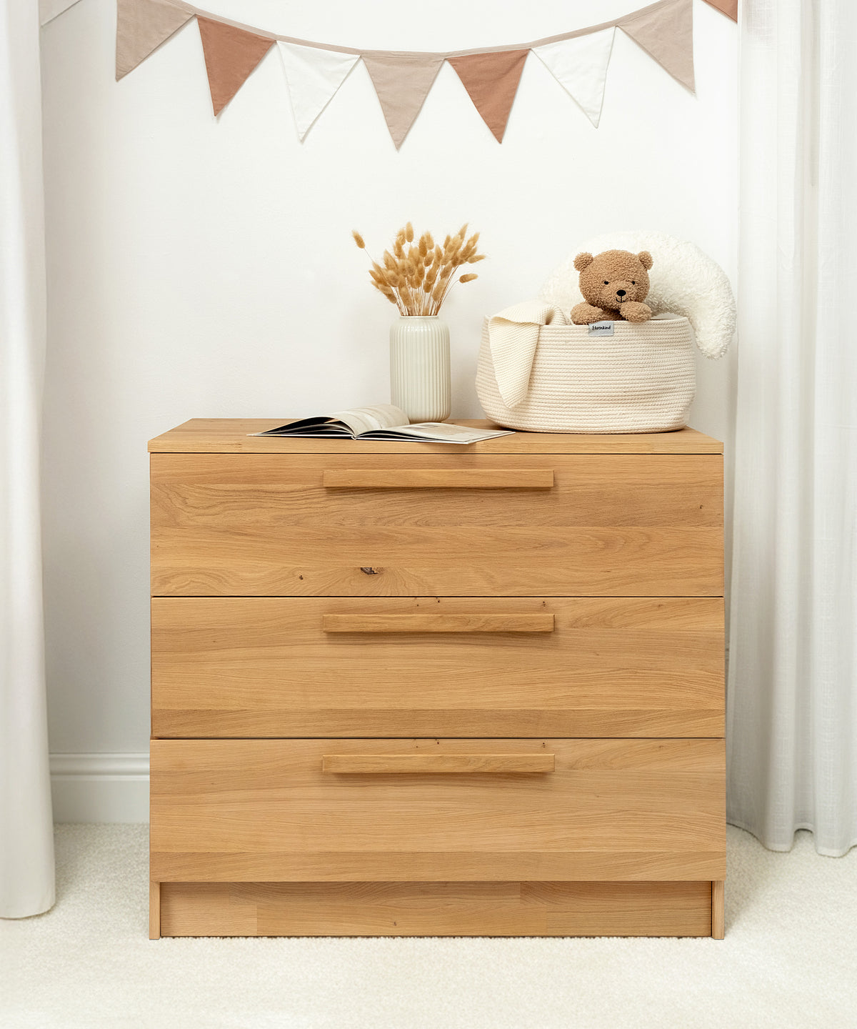 Design by Ehrenkind*In Deutschland designt, gefertigt in Europa. Für Familien, die natürliche Materialien und Qualität lieben.|Die Linia Kommode aus Eiche zeigt hochwertiges Ehrenkind Design.