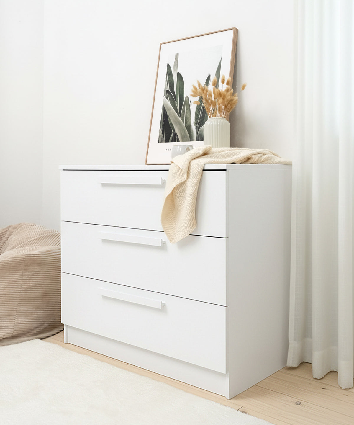 Zeitloses Design*Fügt sich harmonisch in jeden Wohnstil ein: Als Design-Kommode ist sie perfekt fürs Kinderzimmer, Schlafzimmer oder den Flur.| Das Design der Linia Kommode aus Kiefer ist passend für jeden Wohnstil.