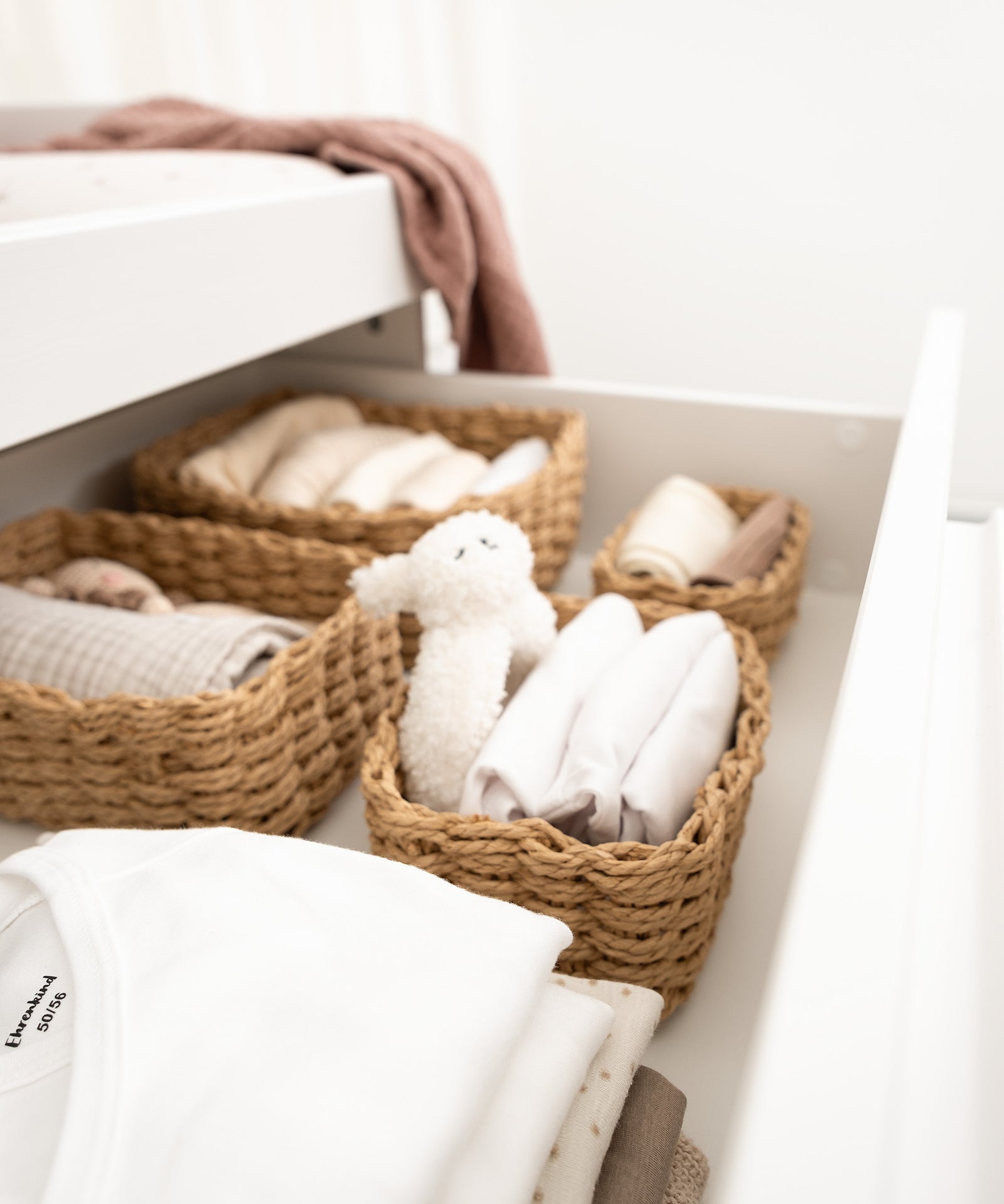 Platz für alles Wichtige*Großzügige Schubladen bieten Raum für Windeln, Pflegeprodukte und Kleidung. Alles griffbereit und ordentlich verstaut.| Die geräumigen Schubladen schaffen übersichtliche Ordnung.