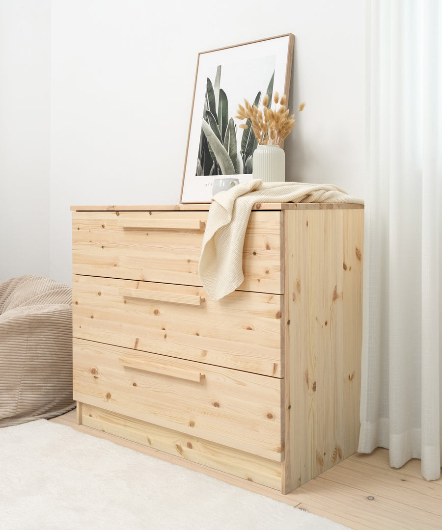 Zeitloses Design*Design, das mit wächst: Einfach Wickelaufsatz abnehmen, schon wird aus der Wickelkommode eine vollwertige Design-Kommode.| Wickelkommode mit abnehmbarem Wickelaufsatz lässt sich in eine vollwertige Design-Kommode verwandeln.