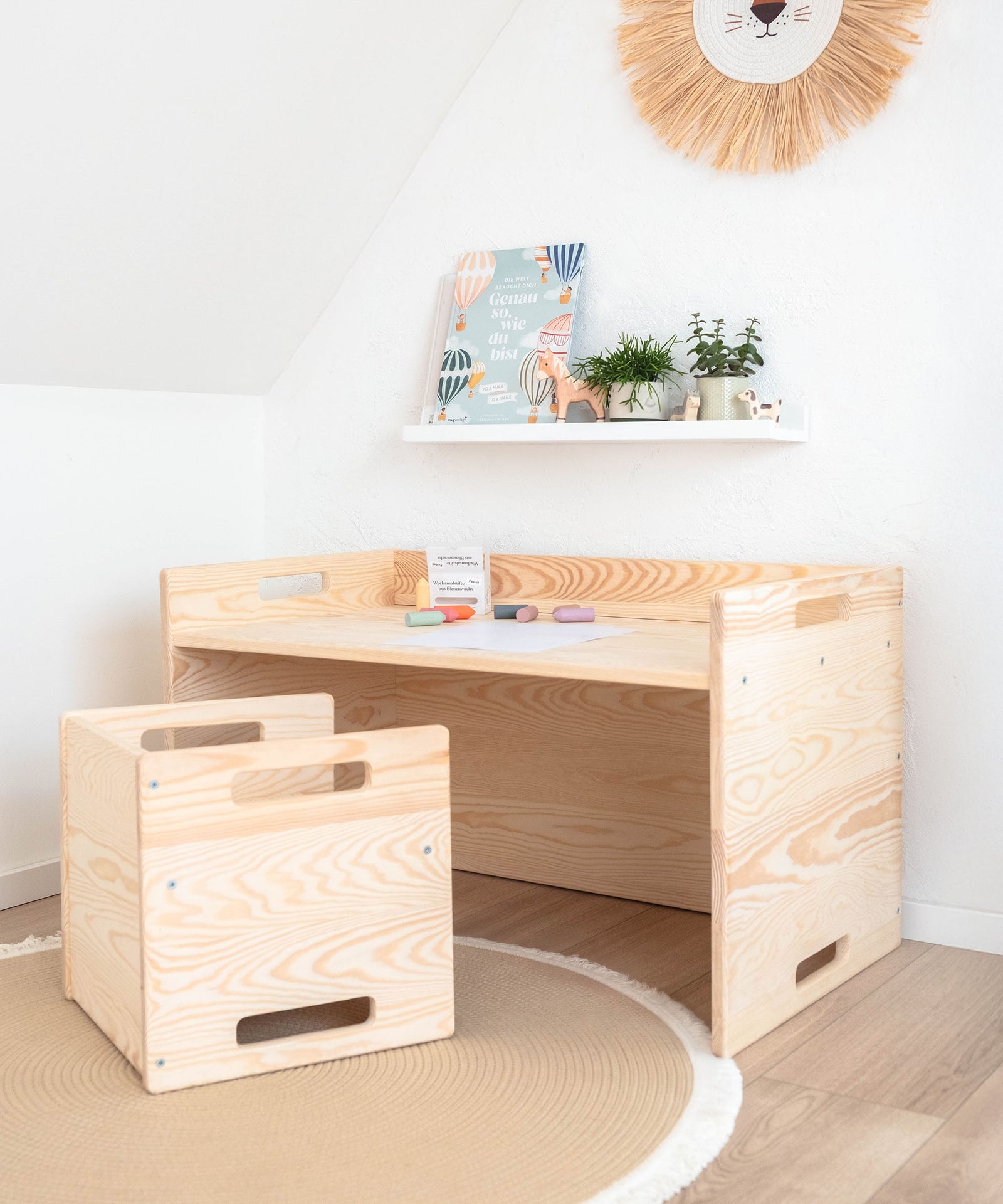 Wendetisch steht in einem Kinderzimmer mit einem Hocker an der Wand.