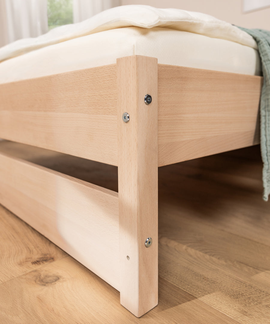 Detail des massiven, naturbelassenen Buchenholzes am Jugendbett Nova Pro.