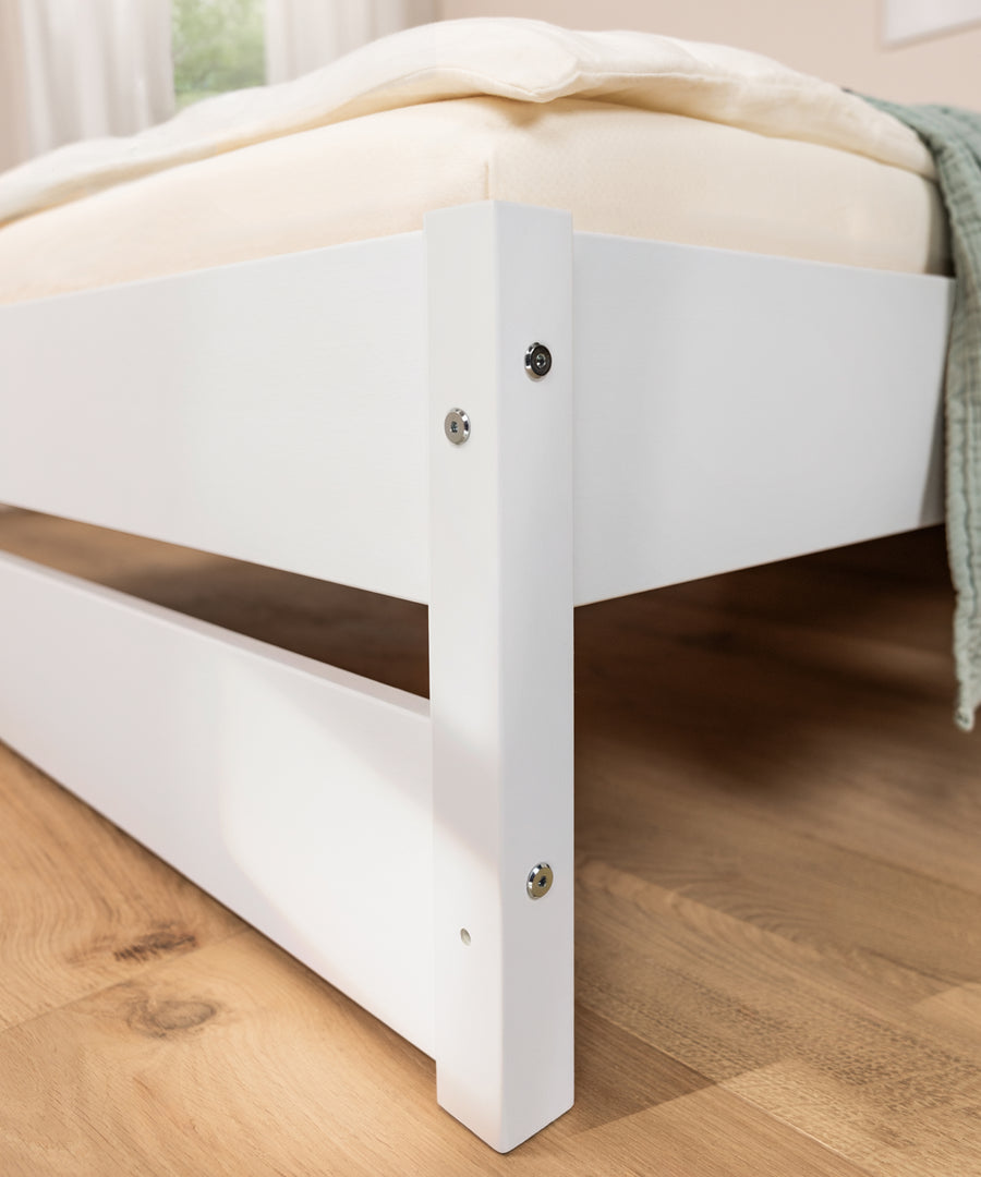 Detail des massiven, weiß lackierten Buchenholzes am Jugendbett Nova Pro.