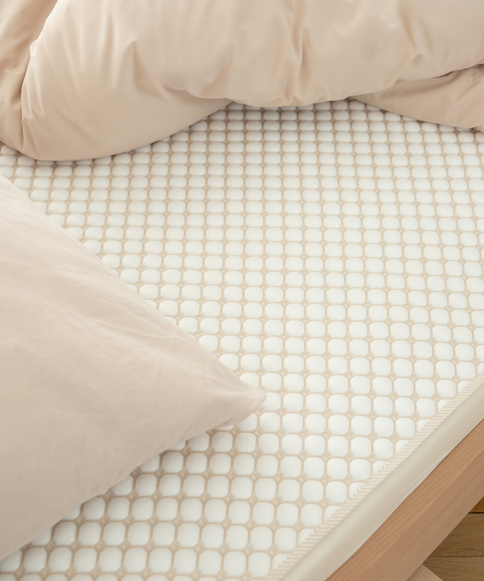 Kühlende Matratzenauflage auf Kinderbett.