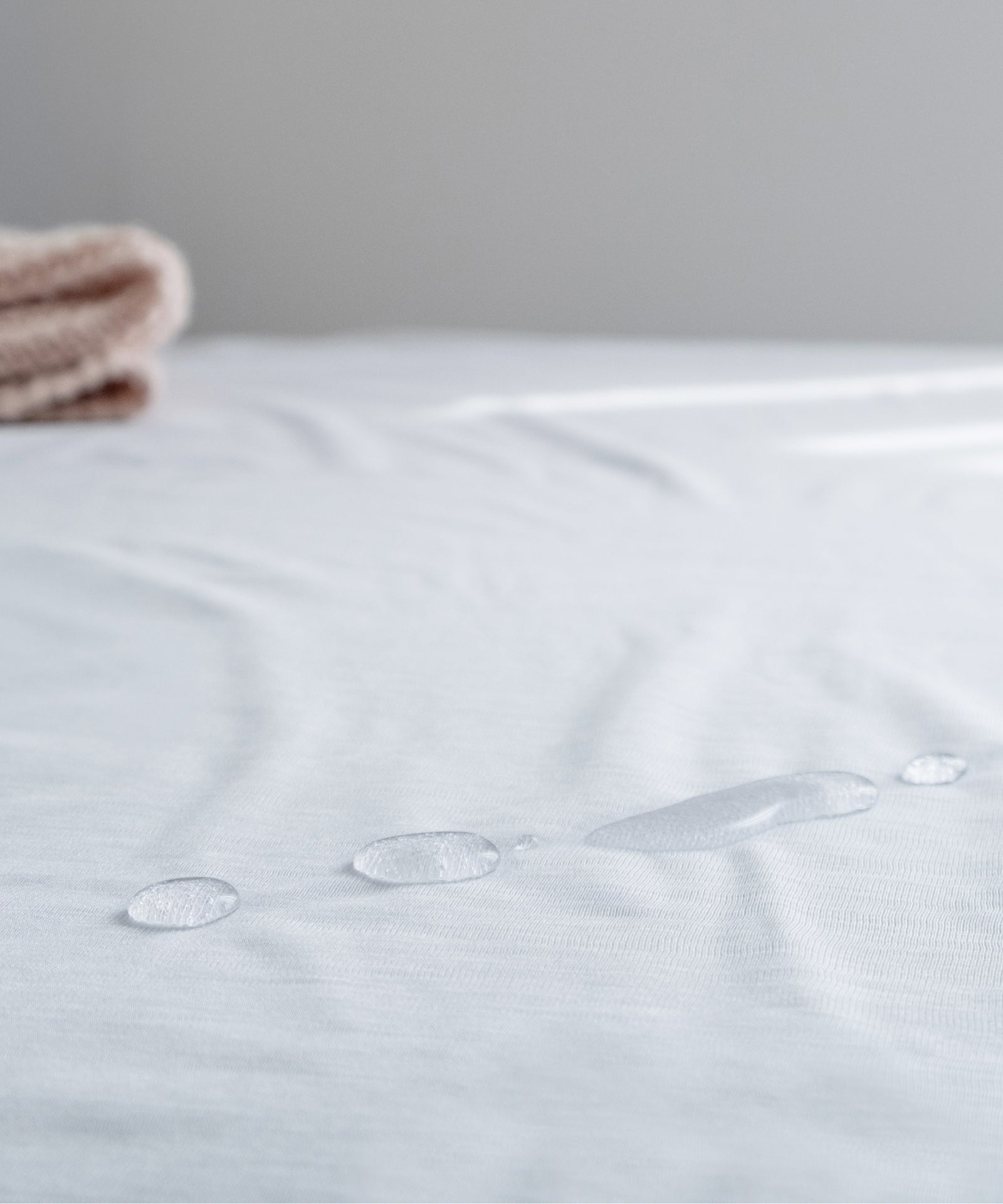 Wasserdicht & atmungsaktiv*Schützt die Matratze zuverlässig vor Flüssigkeiten und bleibt dabei luftdurchlässig — für ein angenehmes Schlafklima.| Wasserdichte Bettauflage als zuverlässiger Nässeschutz