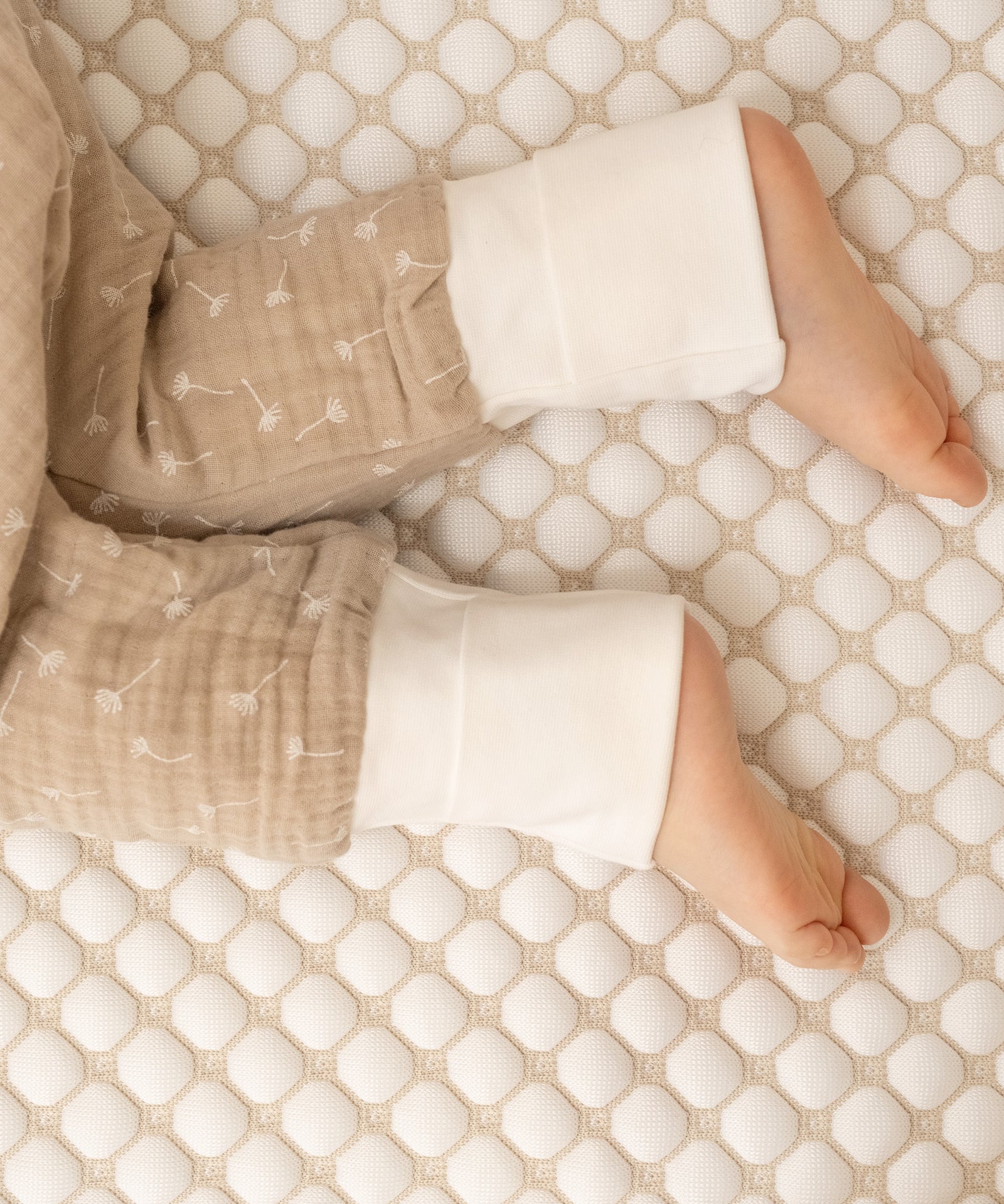 Hochwertig & zertifiziert*Alle verwendeten Materialien sind OEKO-TEX® STANDARD 100 zertifiziert. Geeignet für Babys, Kinder und die ganze Familie.|Baby liegt auf kühlender Matratzenauflage.