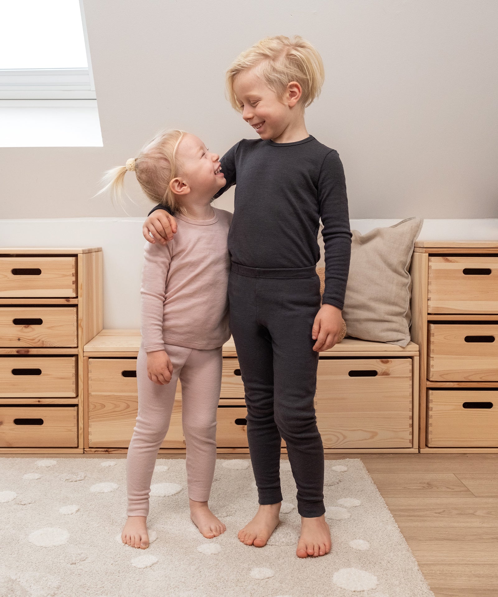 Kinder in Merino Funktionswäsche rosé und anthrazit.