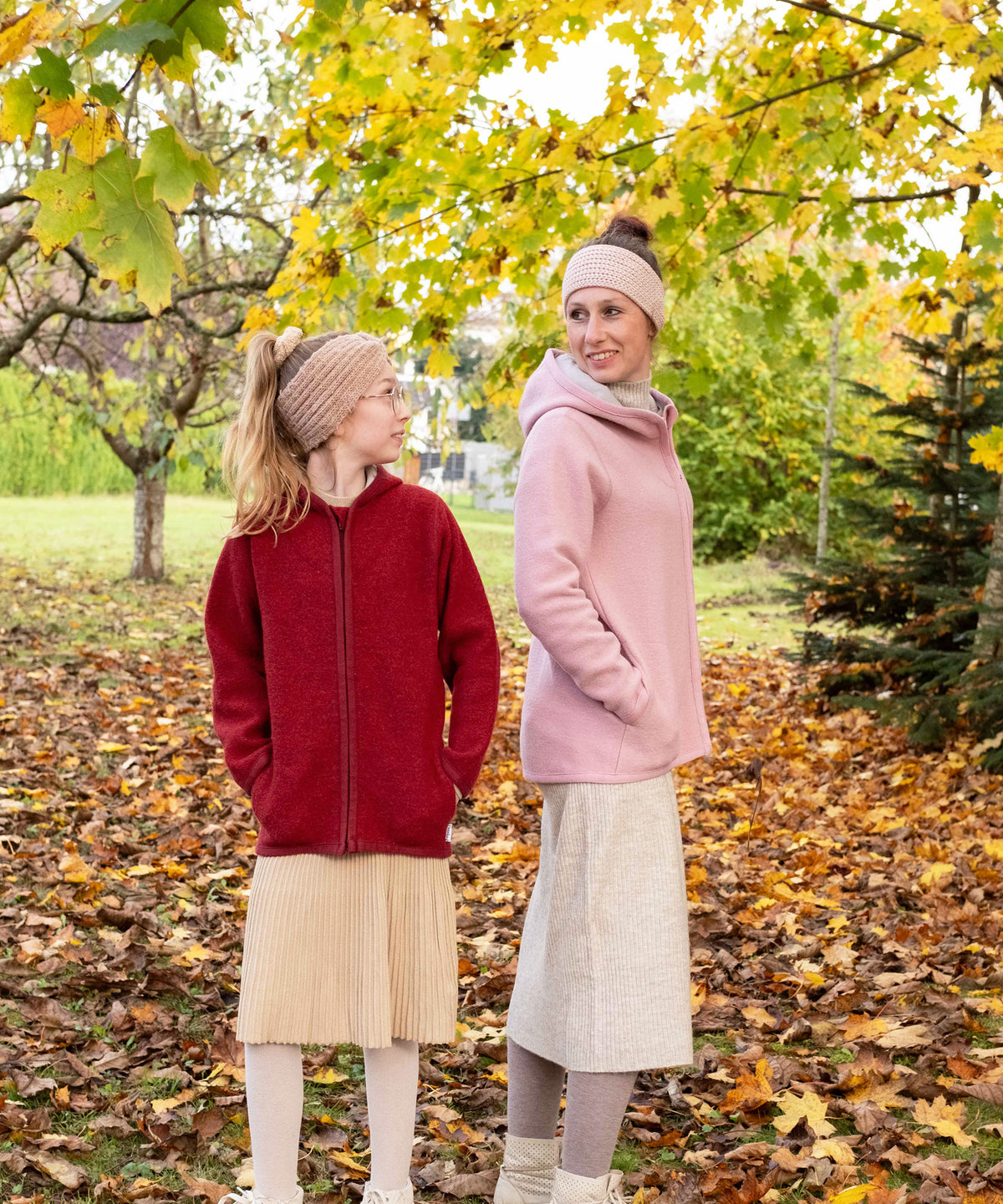 Mutter und Tochter mit Walkjacken aus Merino in Rot und Altrosa.